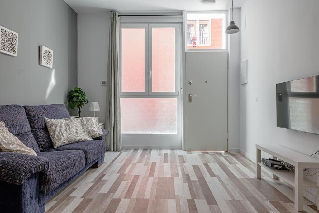 ein Wohnzimmer mit einem Sofa und einem TV in der Unterkunft Charming and great 3 beds apartment in Tetuán by SharingCo in Madrid