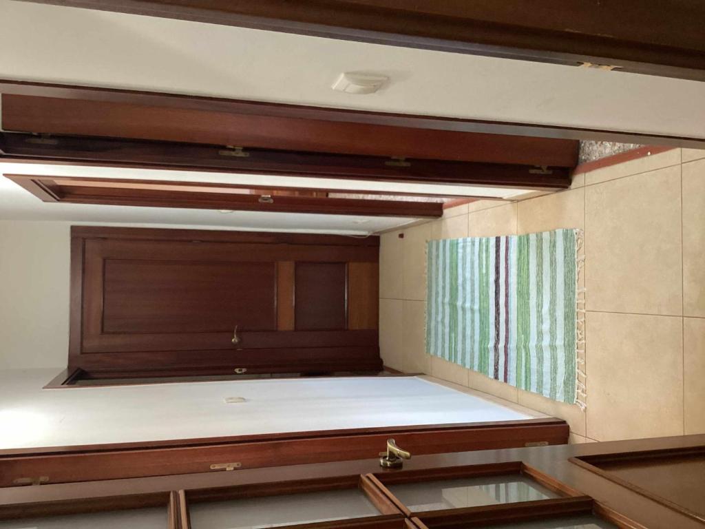 une pièce vide avec une fenêtre au plafond dans l'établissement Casa de Carmucha 3 dormitorios, à Ordes