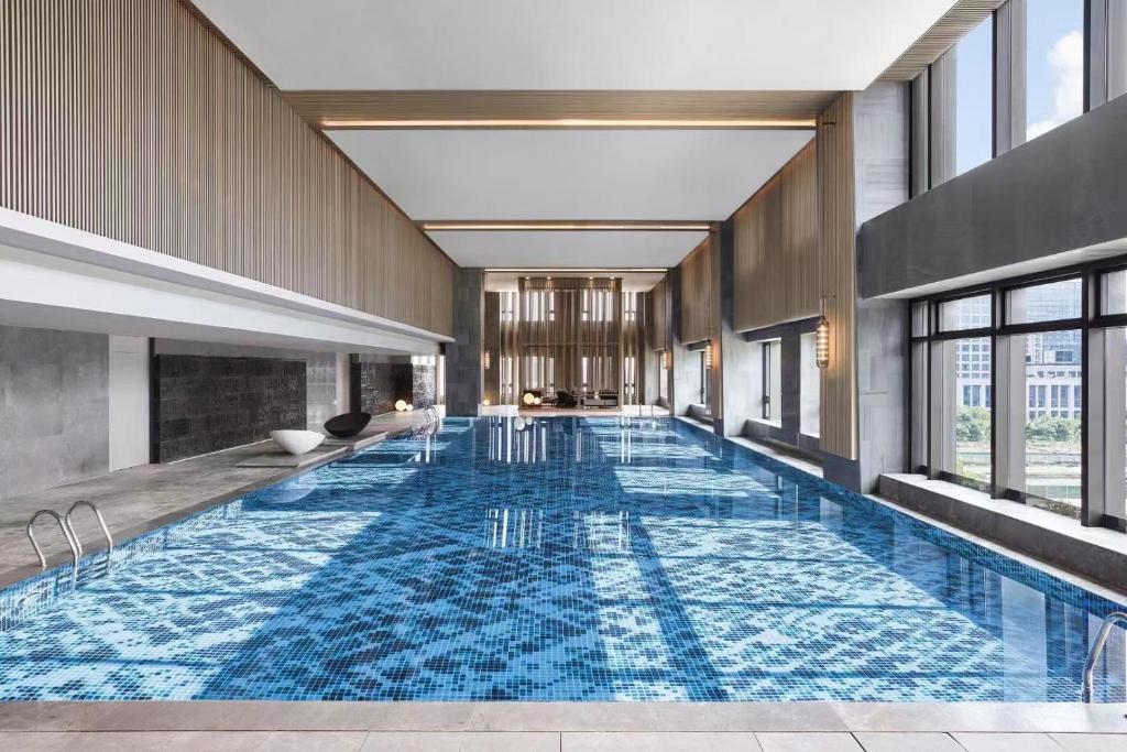 Bazén v ubytování Wuhan Marriott Hotel Optics Valley nebo v jeho okolí