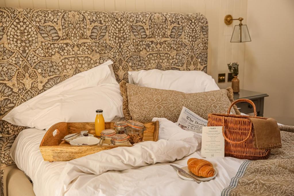 Letto o letti in una camera di The Yard in Bath Hotel