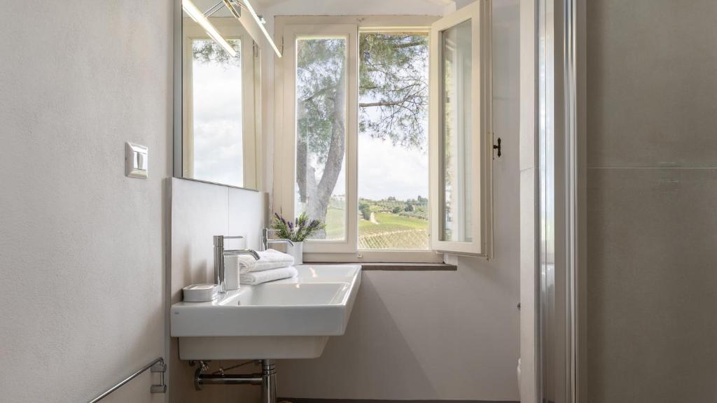 łazienka z umywalką i oknem w obiekcie Villa Caterina 8, Emma Villas w mieście San Gimignano