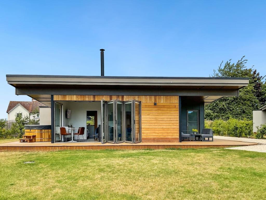Stunning "Orwell" Scandinave Lodge with Private Hot Tub, East Bergholt