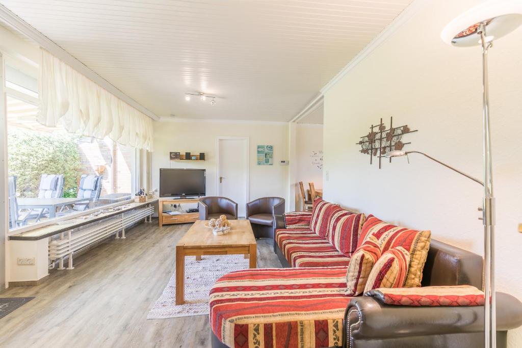 TV a/nebo společenská místnost v ubytování "Nordseetraum" Nordseetraum, Bungalow
