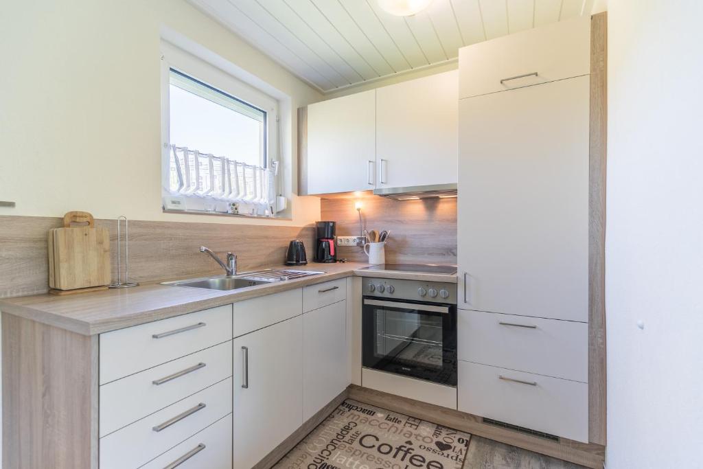Kuchyň nebo kuchyňský kout v ubytování "Nordseetraum" Nordseetraum, Bungalow