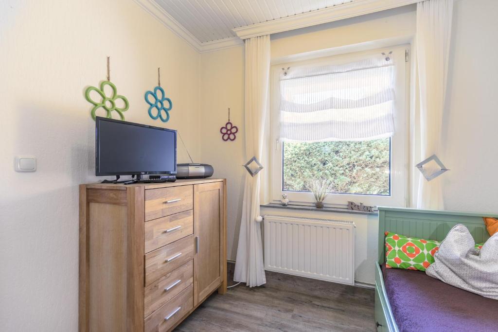 TV a/nebo společenská místnost v ubytování "Nordseetraum" Nordseetraum, Bungalow