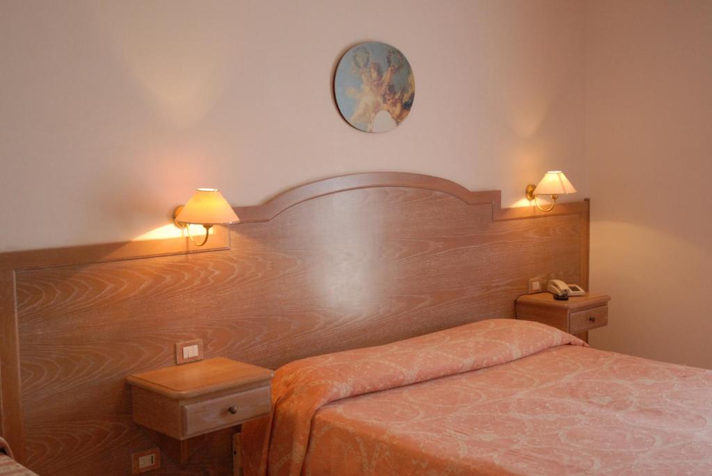 Postel nebo postele na pokoji v ubytování Hotel Donatello