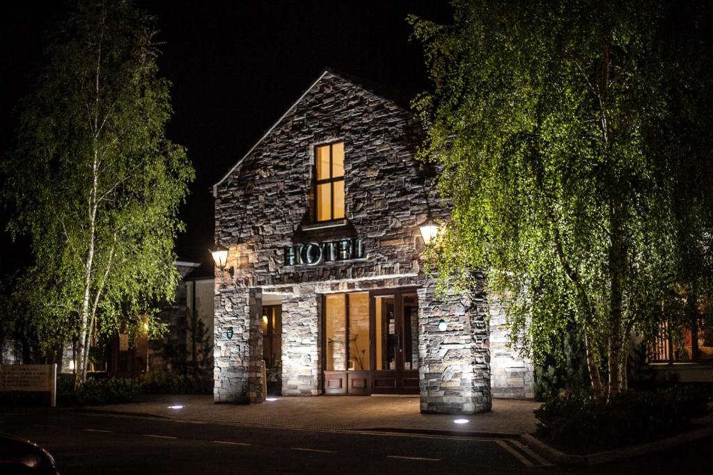 un edificio de hotel por la noche con luces en Dunsilly Hotel, en Antrim