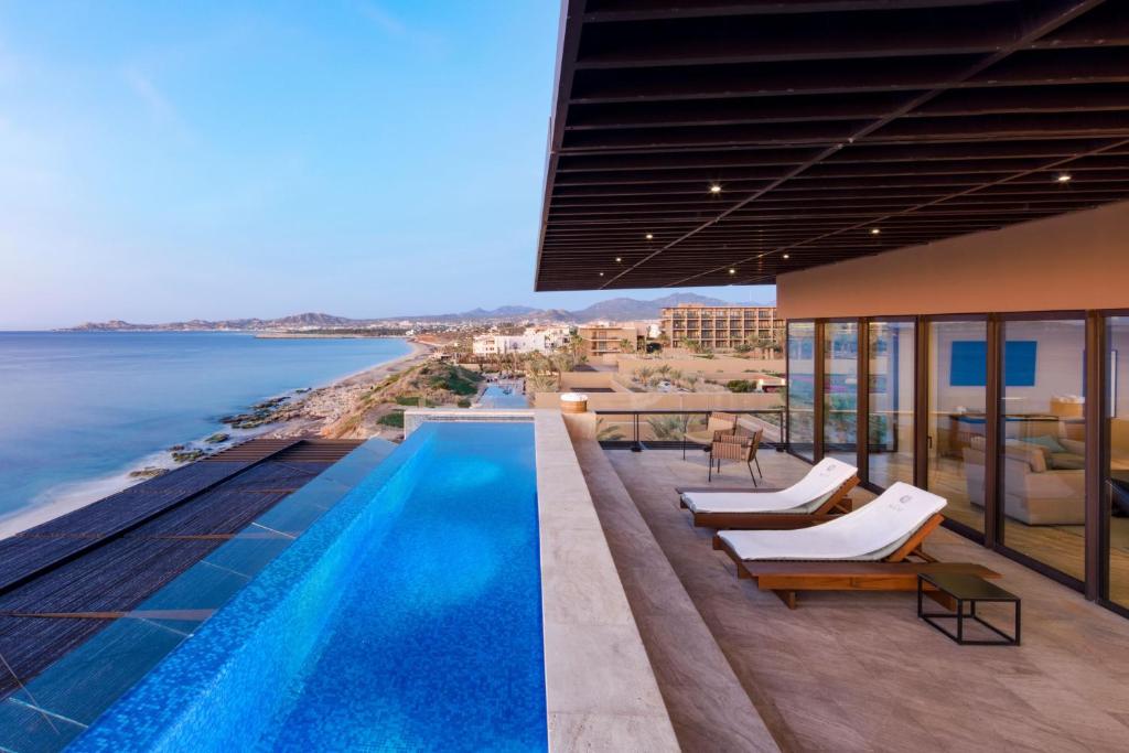 una piscina en un edificio con vistas al océano en Casa Maat at JW Marriott Los Cabos Beach Resort & Spa, en San José del Cabo