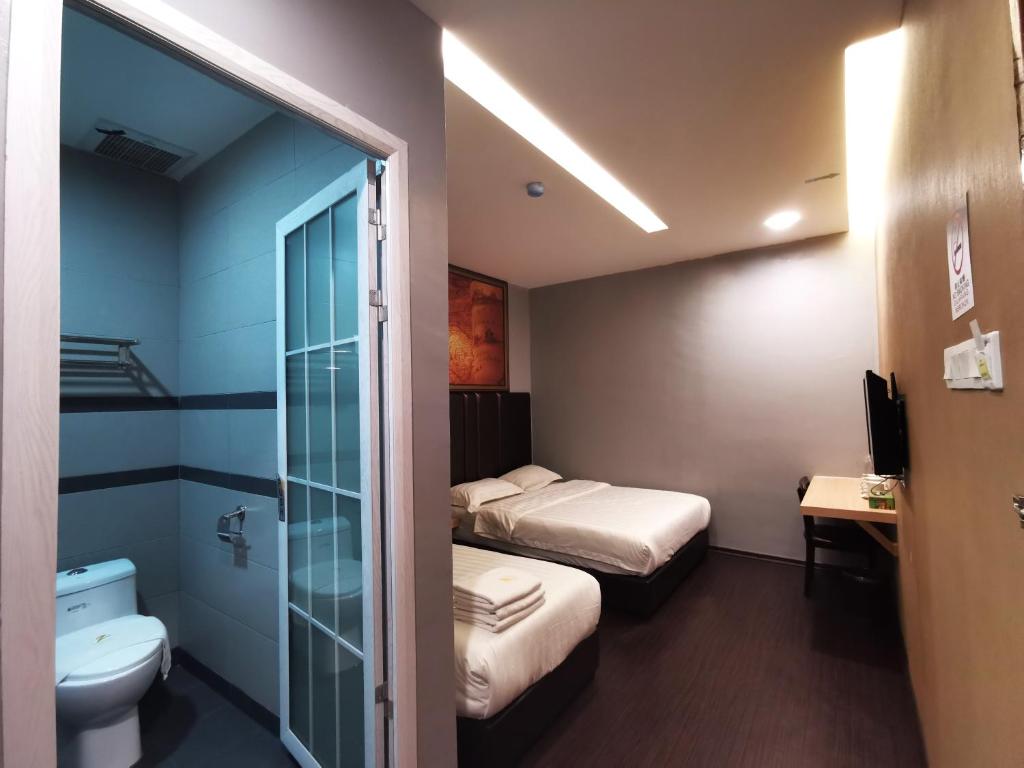 クライにあるZenz Hotelの小さなバスルーム(ベッド2台、トイレ付)