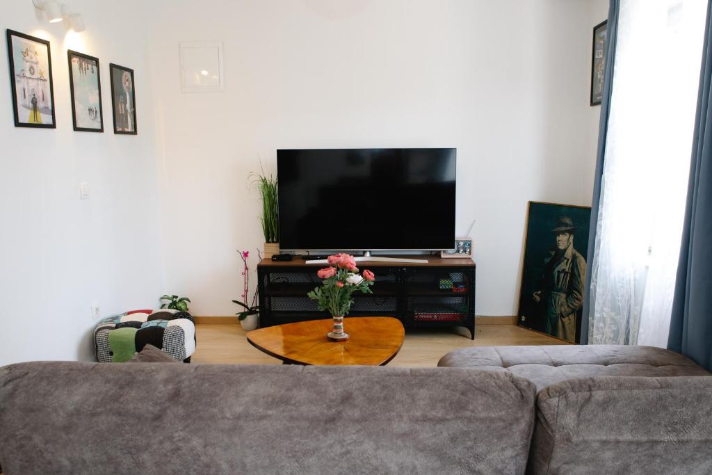 Televízia a/alebo spoločenská miestnosť v ubytovaní Sunny Apartment for 2