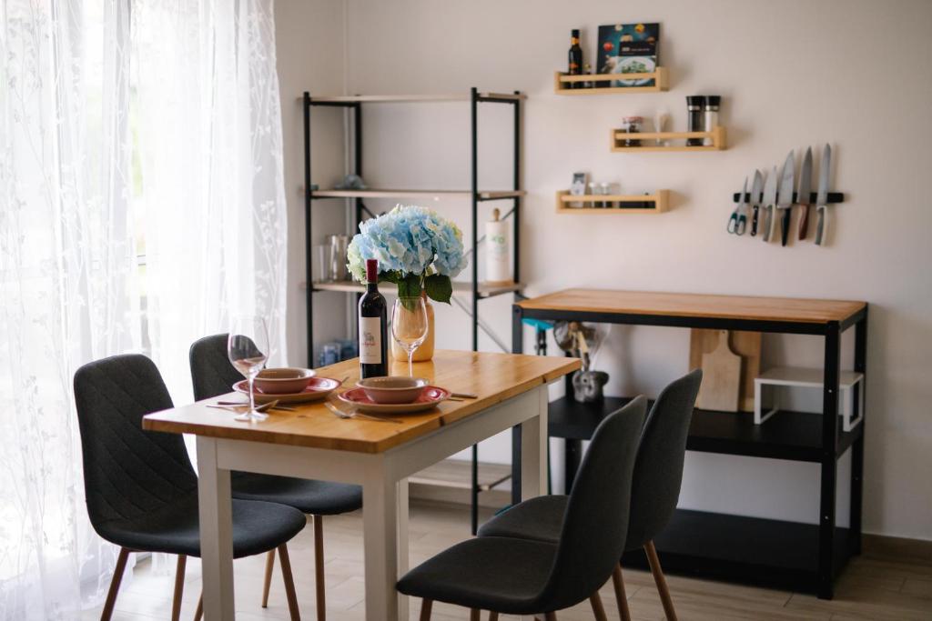 una mesa de comedor con sillas y una mesa con flores. en Sunny Apartment for 2, en Murter