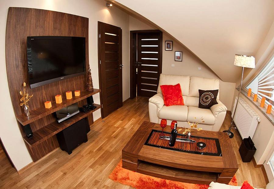 Televízia a/alebo spoločenská miestnosť v ubytovaní Apartamenty Smile