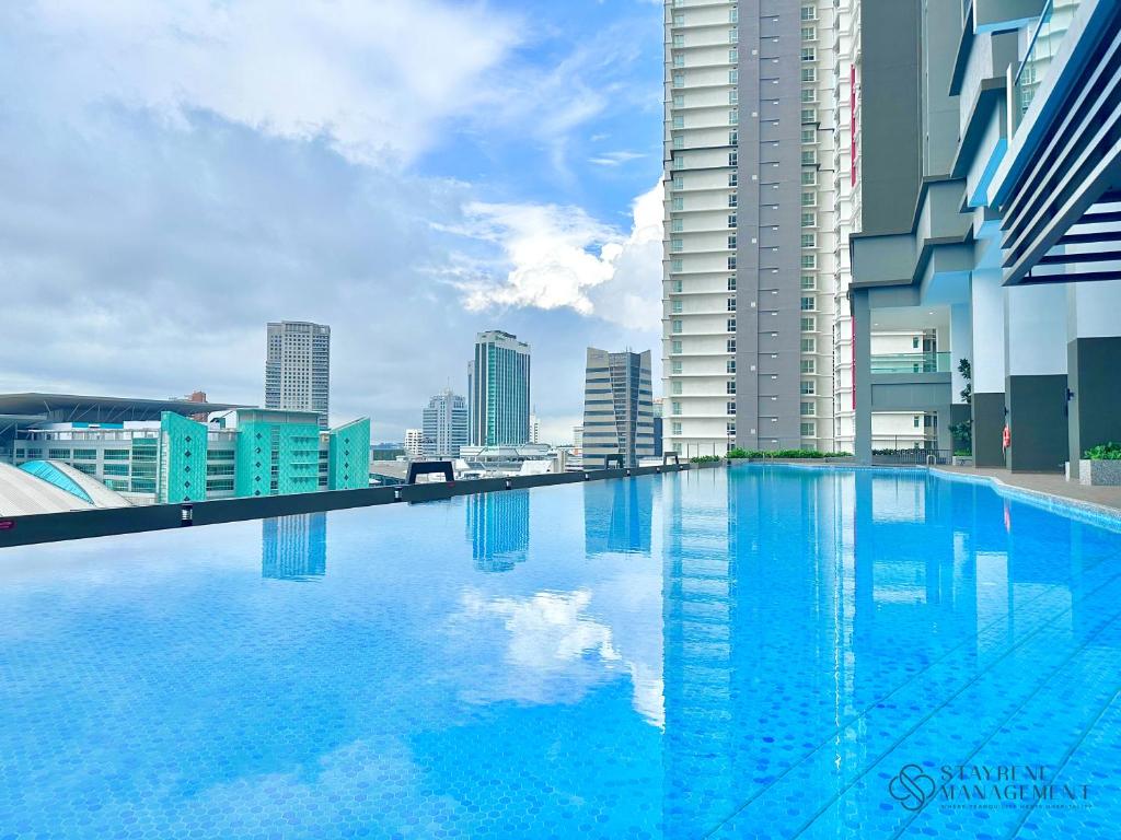 ジョホールバルにあるTwin Tower Residence Johor Bahru by Stayreneの高層ビルが立ち並ぶ都市の大型スイミングプール