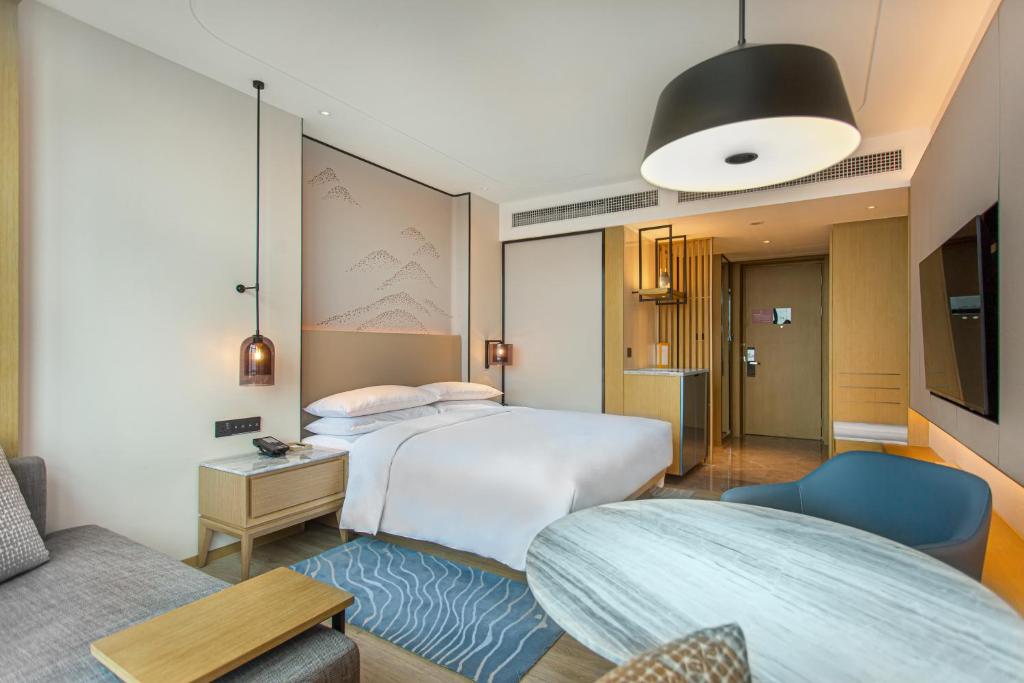 Postel nebo postele na pokoji v ubytování Courtyard by Marriott Foshan Gaoming