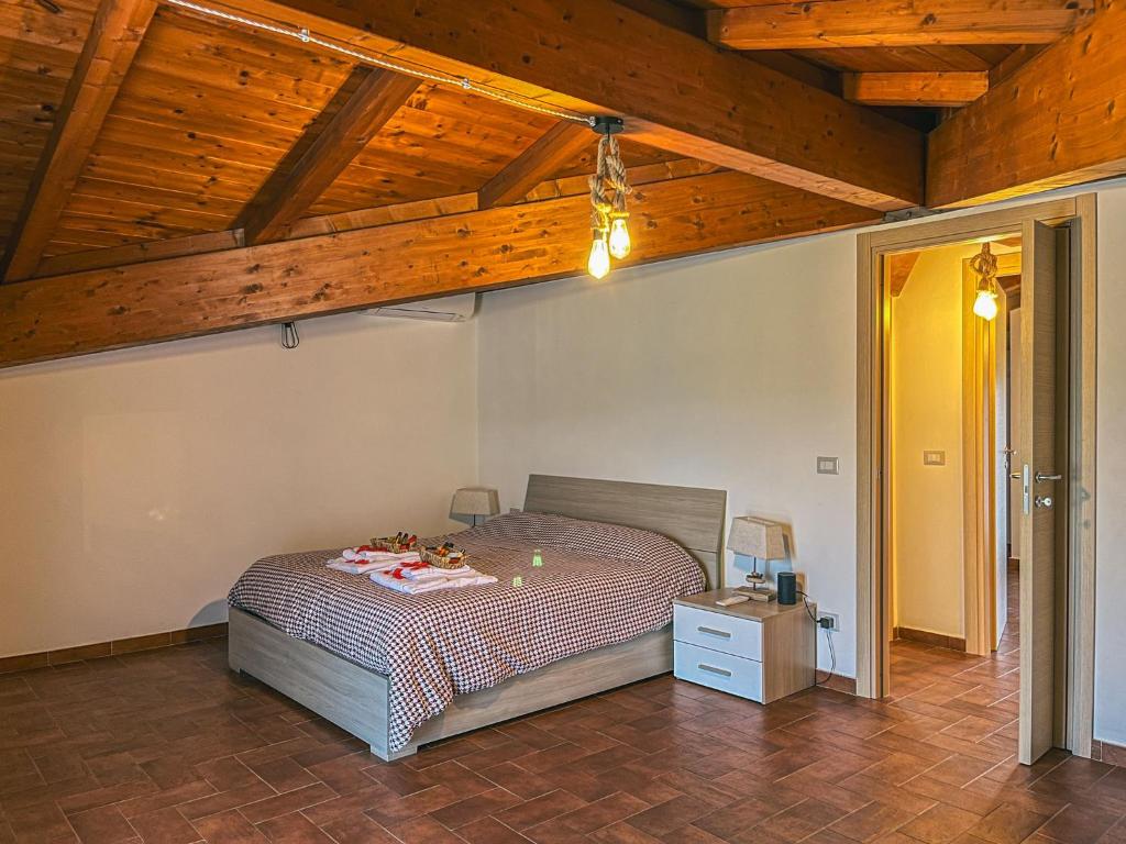 um quarto com uma cama e um tecto de madeira em Villa Tuscia apartments em Tuscania