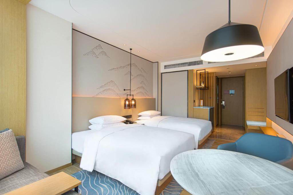 Postel nebo postele na pokoji v ubytování Courtyard by Marriott Foshan Gaoming