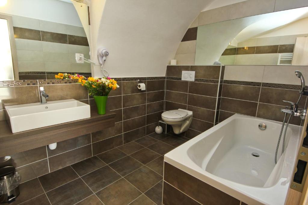 Koupelna v ubytování Hotel U Tří hrušek suites & apartments
