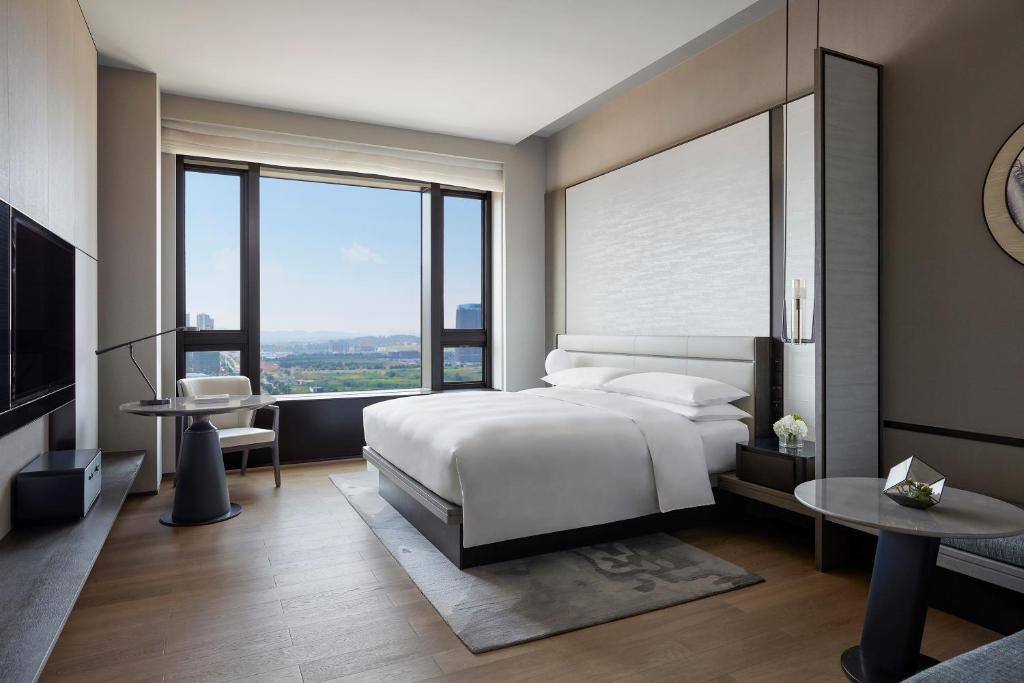 TV a/nebo společenská místnost v ubytování Wuhan Marriott Hotel Optics Valley