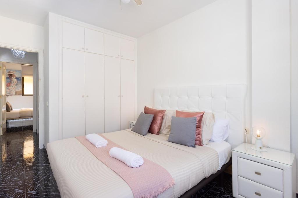 Posteľ alebo postele v izbe v ubytovaní Home2Book Percy Apartment El Médano Beach