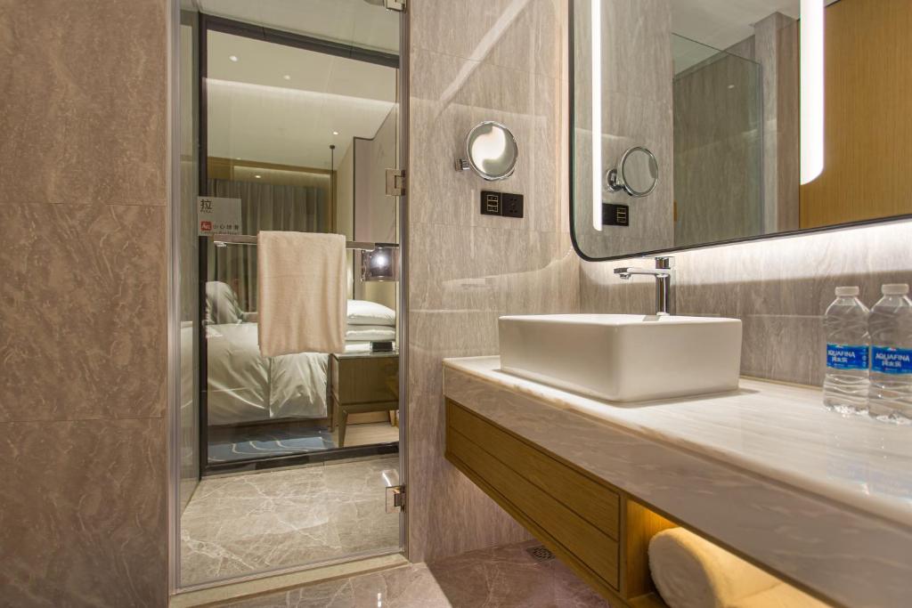Koupelna v ubytování Courtyard by Marriott Foshan Gaoming
