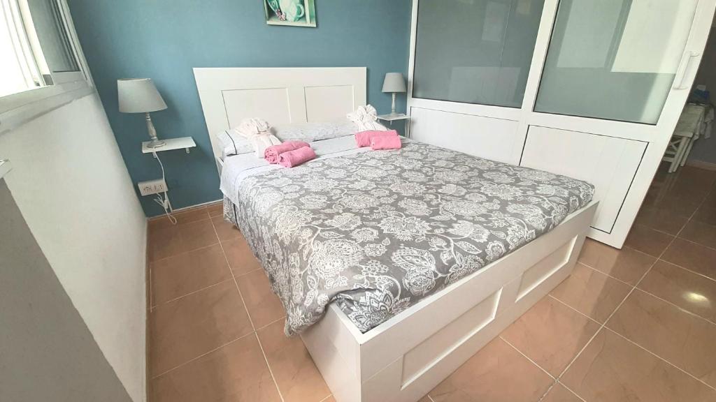 ラスパルマス・デ・グランカナリアにあるCasa del Sol 1のベッドルーム1室(ピンクのぬいぐるみが入ったベッド1台付)
