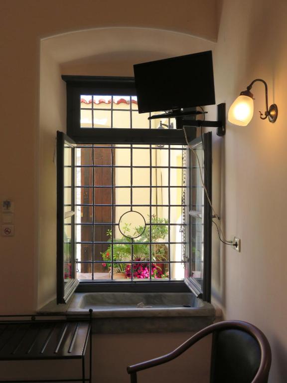 TV a/nebo společenská místnost v ubytování Phaedra Hotel