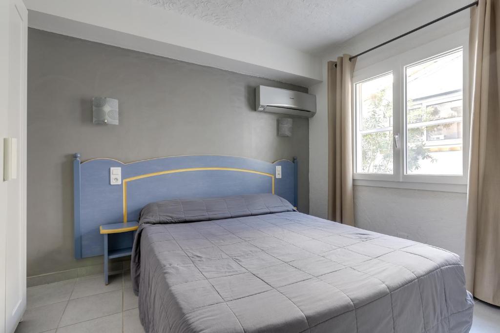 Postel nebo postele na pokoji v ubytování Hotel Les Palmiers En Camargue