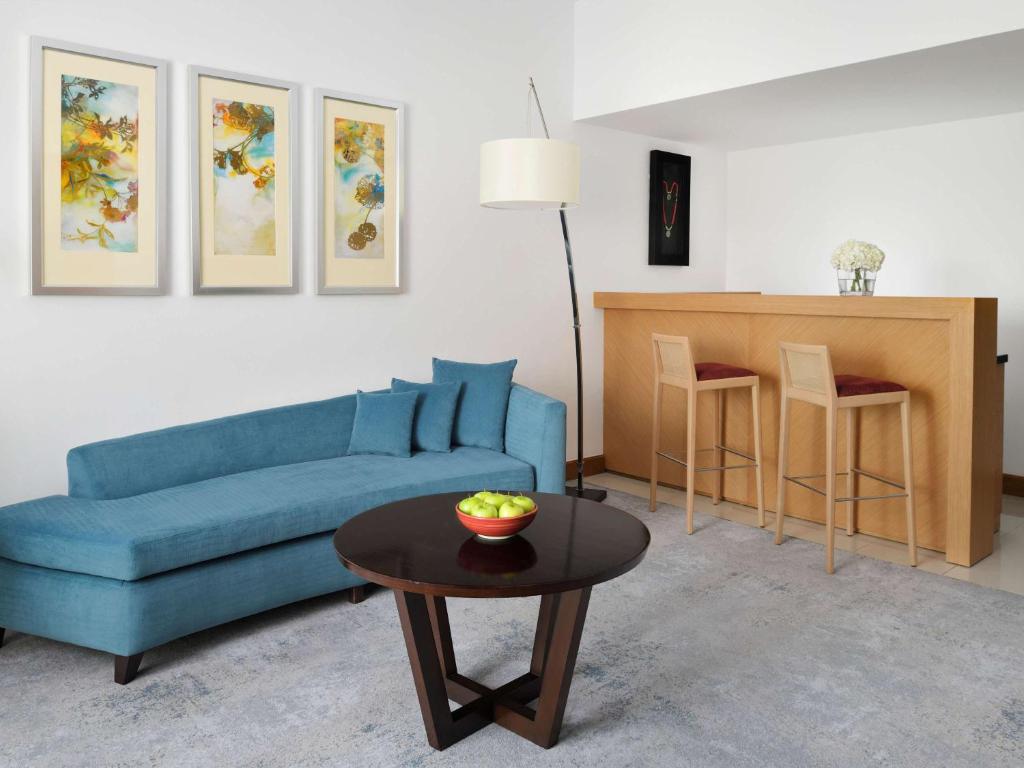 Ein Sitzbereich in der Unterkunft Mövenpick Hotel Jumeirah Beach