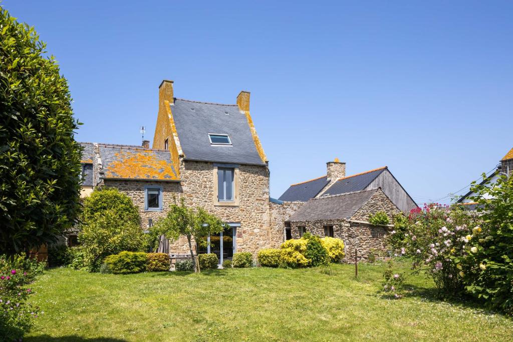 une ancienne maison en pierre avec une cour dans l'établissement L'Ecrin du Val - Charmante maison pour 6 et jardin, à Saint-Malo