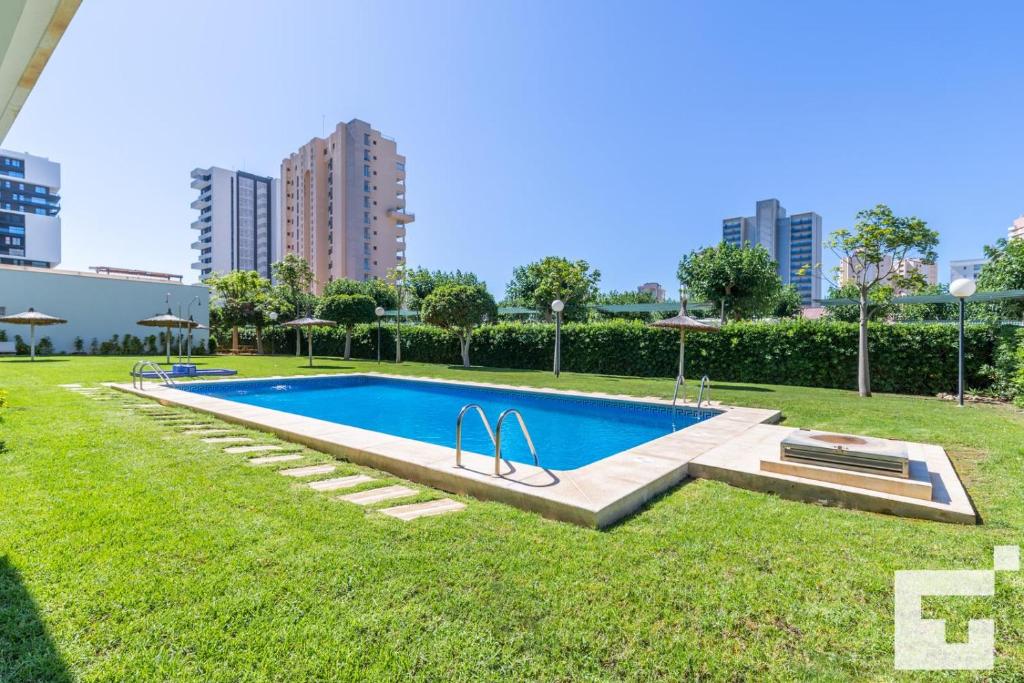 una piscina en un parque con edificios al fondo en Apartamento Estrella de Calpe 8C - Grupo Turis, en Calpe