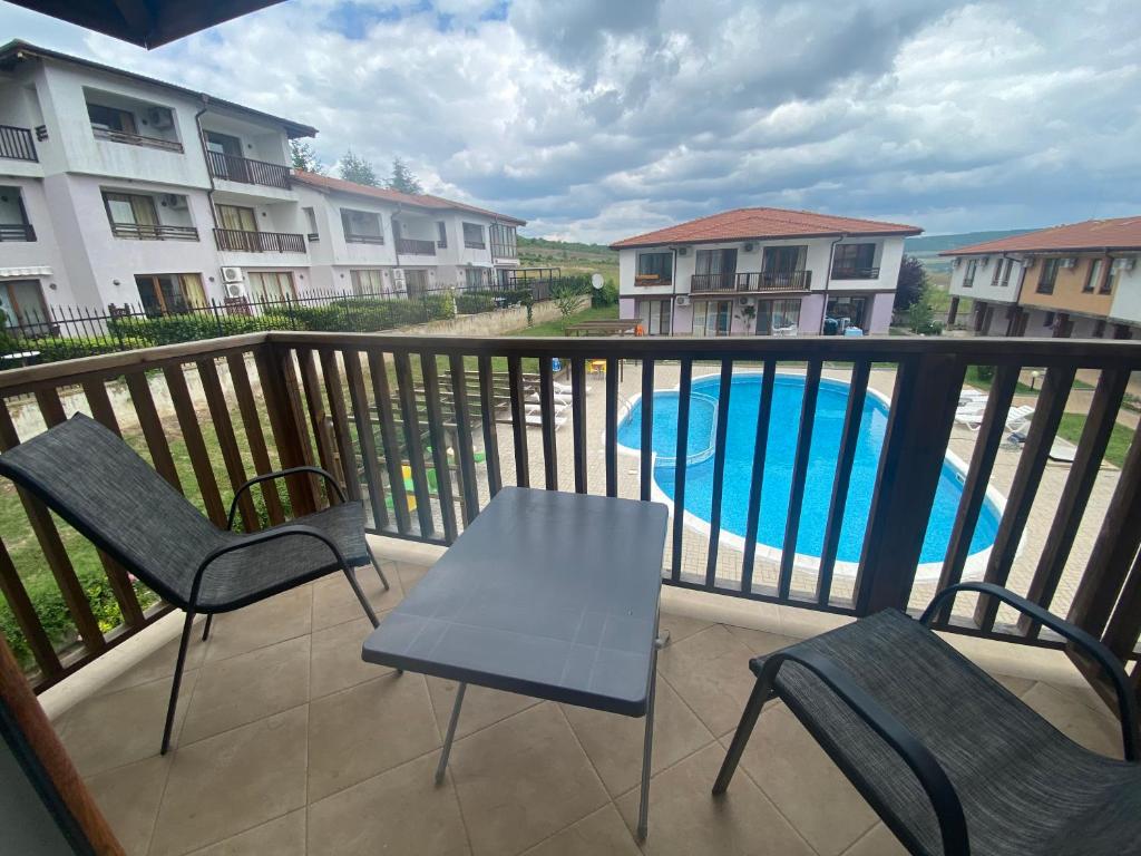 Bazén v ubytování Apartments in complex Harmony hills nebo v jeho okolí