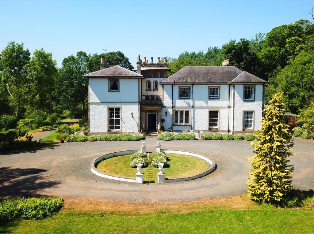 a large white house with a circular driveway at Kirkhill Estate Rooms in Gorebridge
