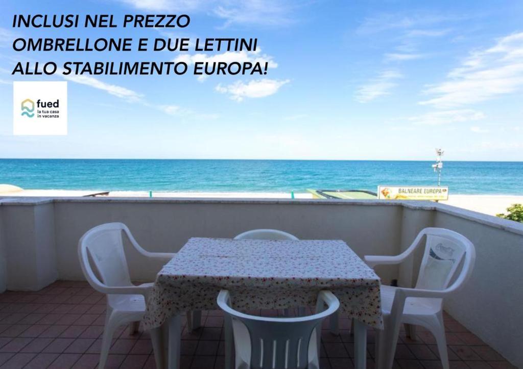 einen Tisch und Stühle auf einem Balkon mit Meerblick in der Unterkunft RS321 - Marcelli, trilocale fronte mare con spiaggia inclusa in Marcelli