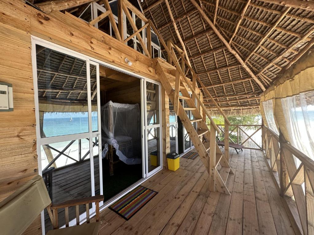 una vista interna di una casa con una grande finestra di Coconuts Bandas a Jambiani