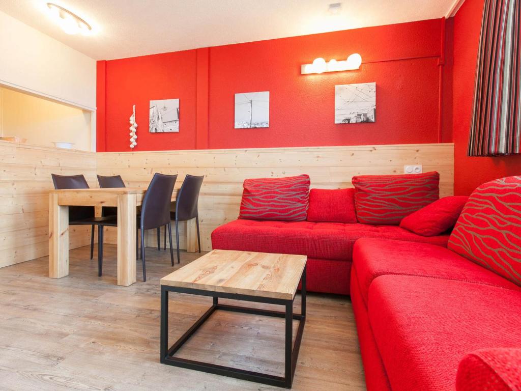 un salon avec un canapé rouge et une table dans l'établissement Charmant appartement 4 personnes au centre d'Avoriaz - FR-1-314-121, à Avoriaz