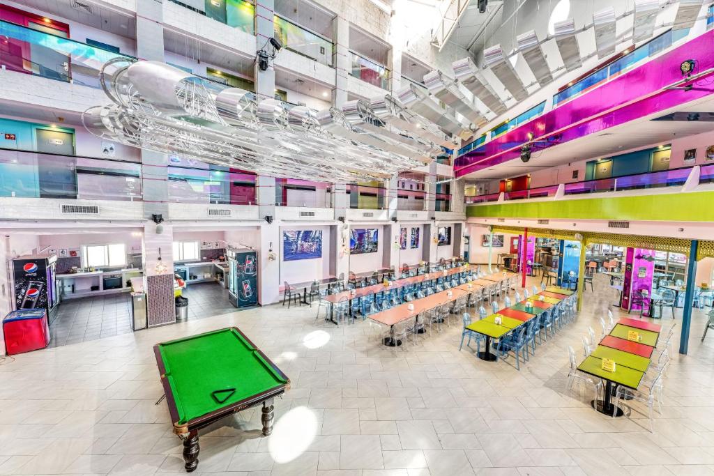 een kamer met tafeltennistafels en een pooltafel bij Abraham Eilat in Eilat
