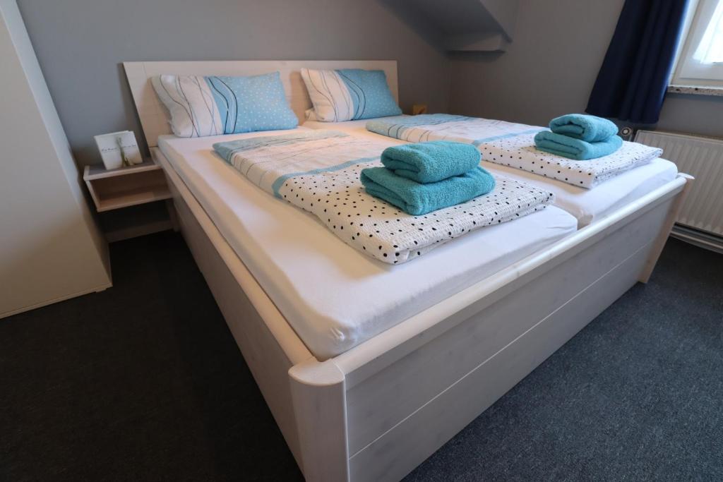 Postel nebo postele na pokoji v ubytování Ostsee Pension Pohnsdorfer Mühle
