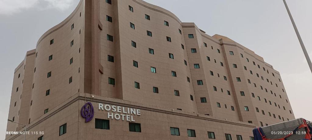 فندق روزلاين في الرياض: مبنى بني كبير مع وضع علامة عليه