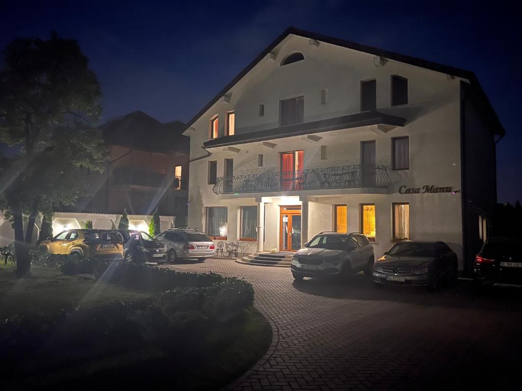 un grupo de coches estacionados frente a un edificio en Casa Manu, en Sibiu