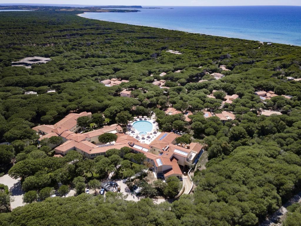 uma vista aérea de uma casa no meio de uma floresta em Is Arenas Resort em Narbolia