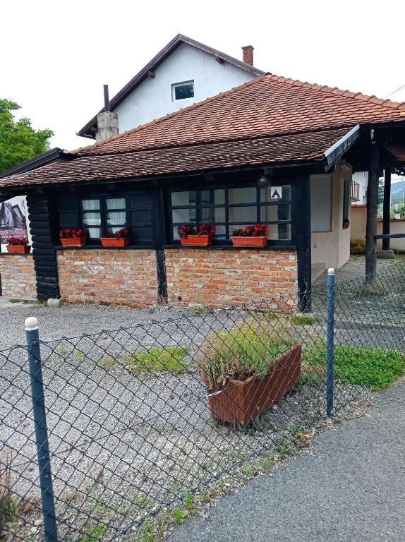 Το κτήριο όπου στεγάζεται  το διαμέρισμα