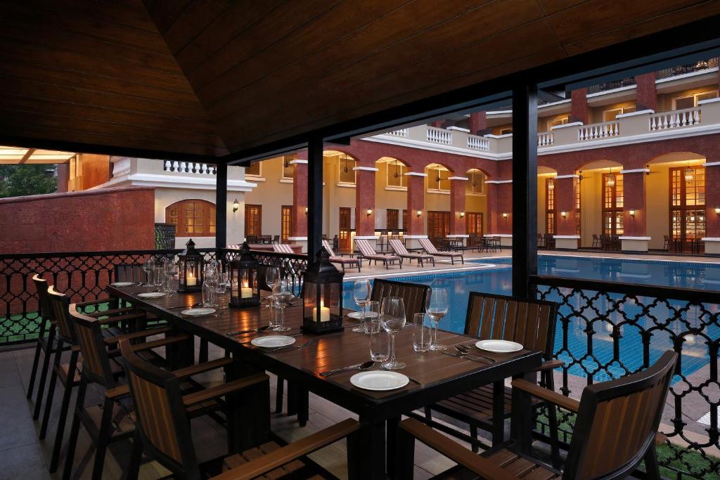 Un restaurante u otro lugar para comer en Fairfield by Marriott Goa Calangute