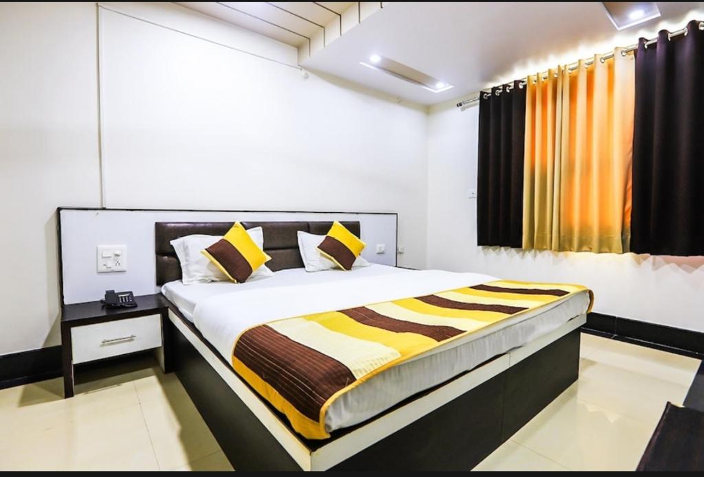 1 dormitorio con cama y ventana en Venus Hotel 5 Minute Walking Distance from Dargah, en Ajmer