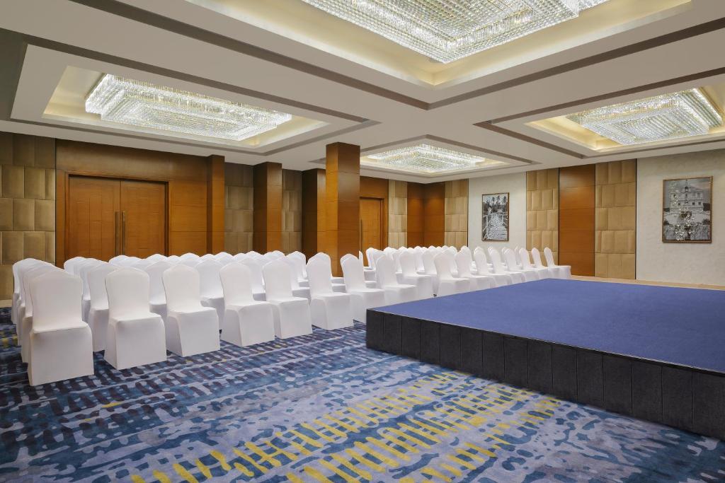 El área de trabajo o centro de convenciones de Fairfield by Marriott Goa Calangute
