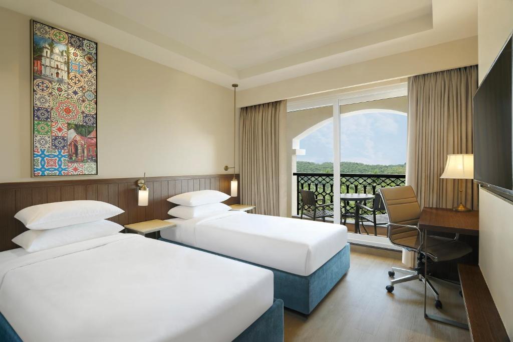 Una cama o camas en una habitación de Fairfield by Marriott Goa Calangute