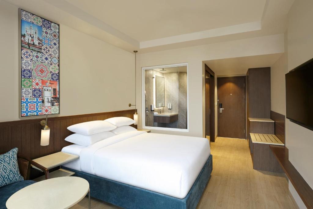 Una cama o camas en una habitación de Fairfield by Marriott Goa Calangute
