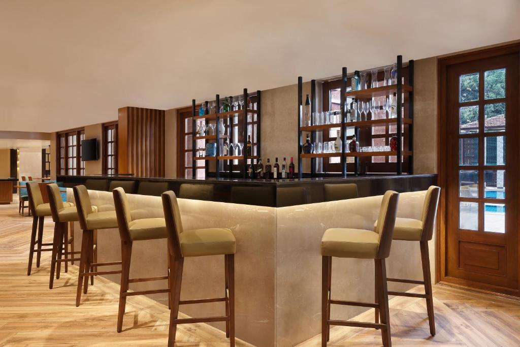 El lounge o bar de Fairfield by Marriott Goa Calangute