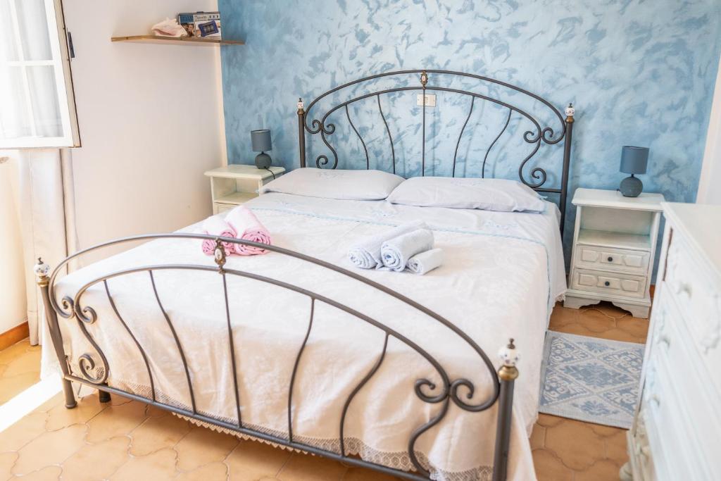 un letto in una camera da letto con parete blu di Casa a Modolo - Francesca a Modolo