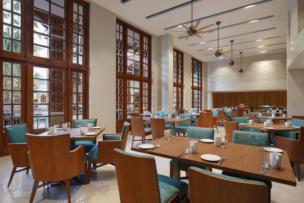 Un restaurante u otro lugar para comer en Fairfield by Marriott Goa Calangute