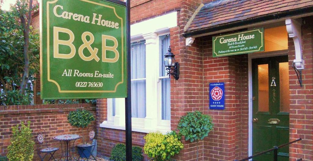 un panneau indiquant un bar devant un bâtiment en briques dans l'établissement Carena House, à Canterbury